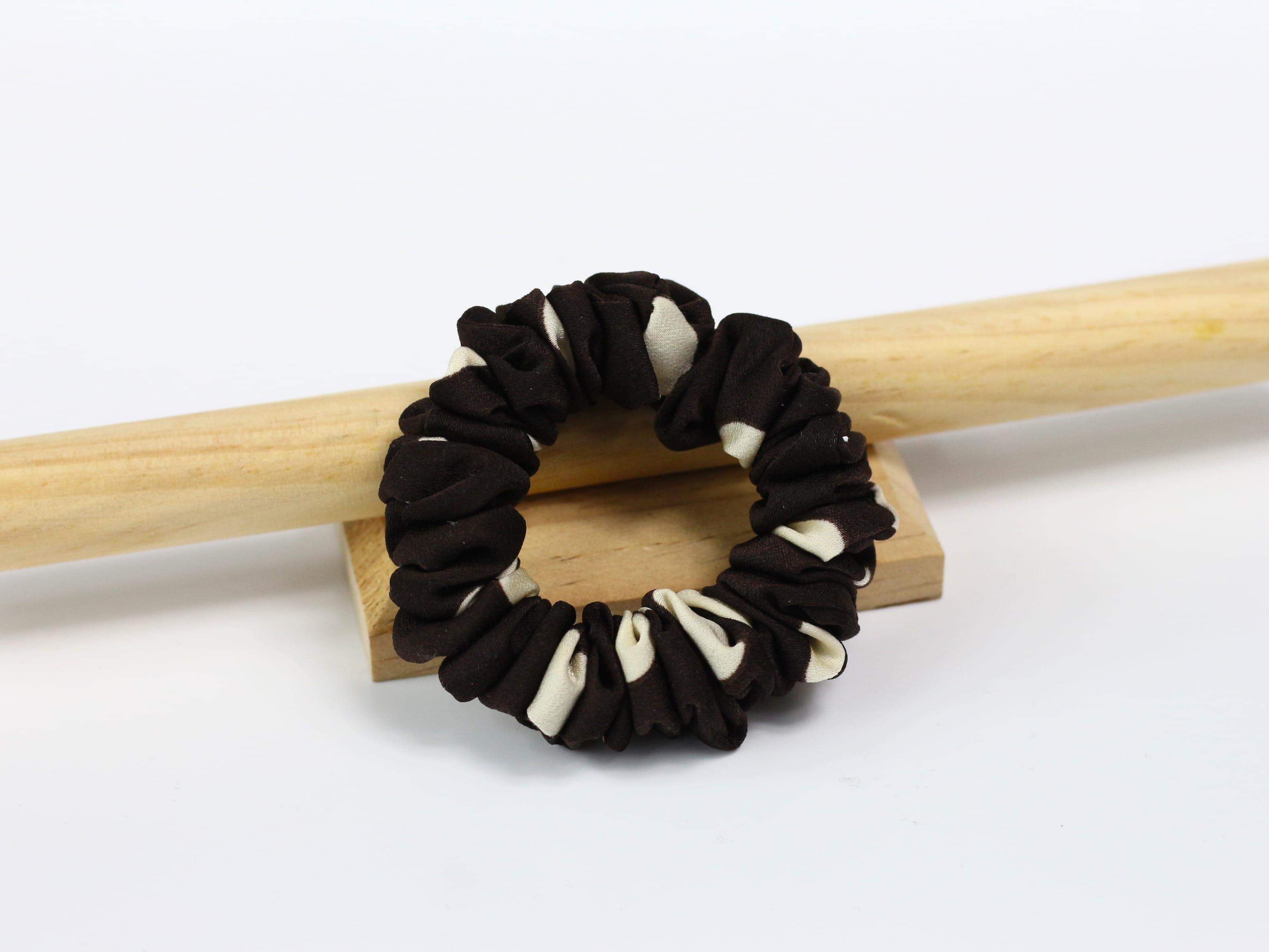 Scrunchie MINI - ciemnobrązowa w grochy