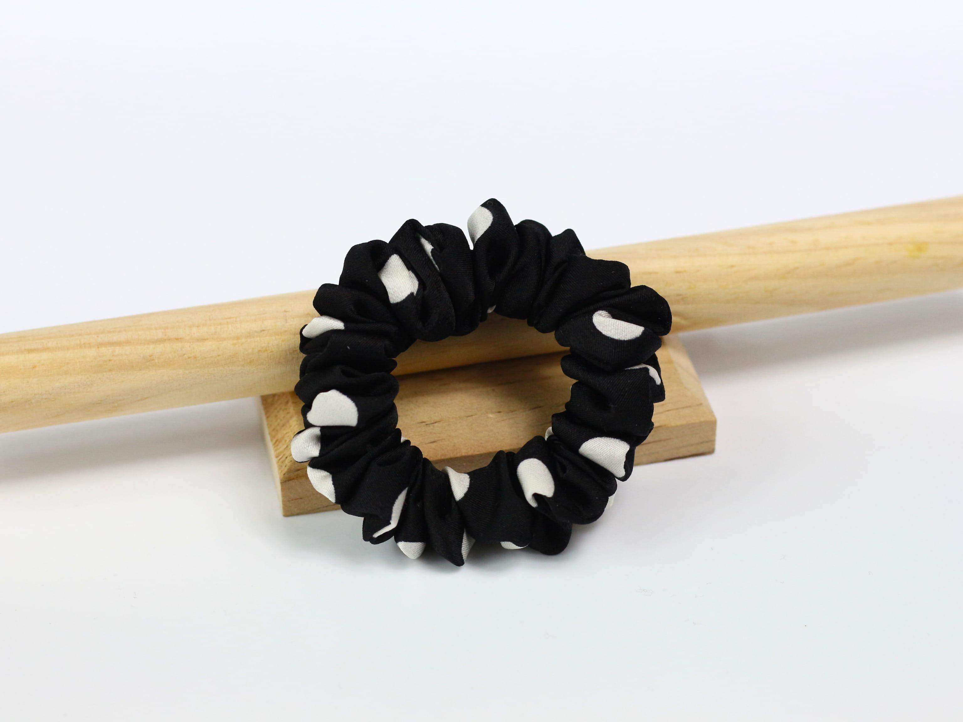 Scrunchie MINI - czarna w grochy