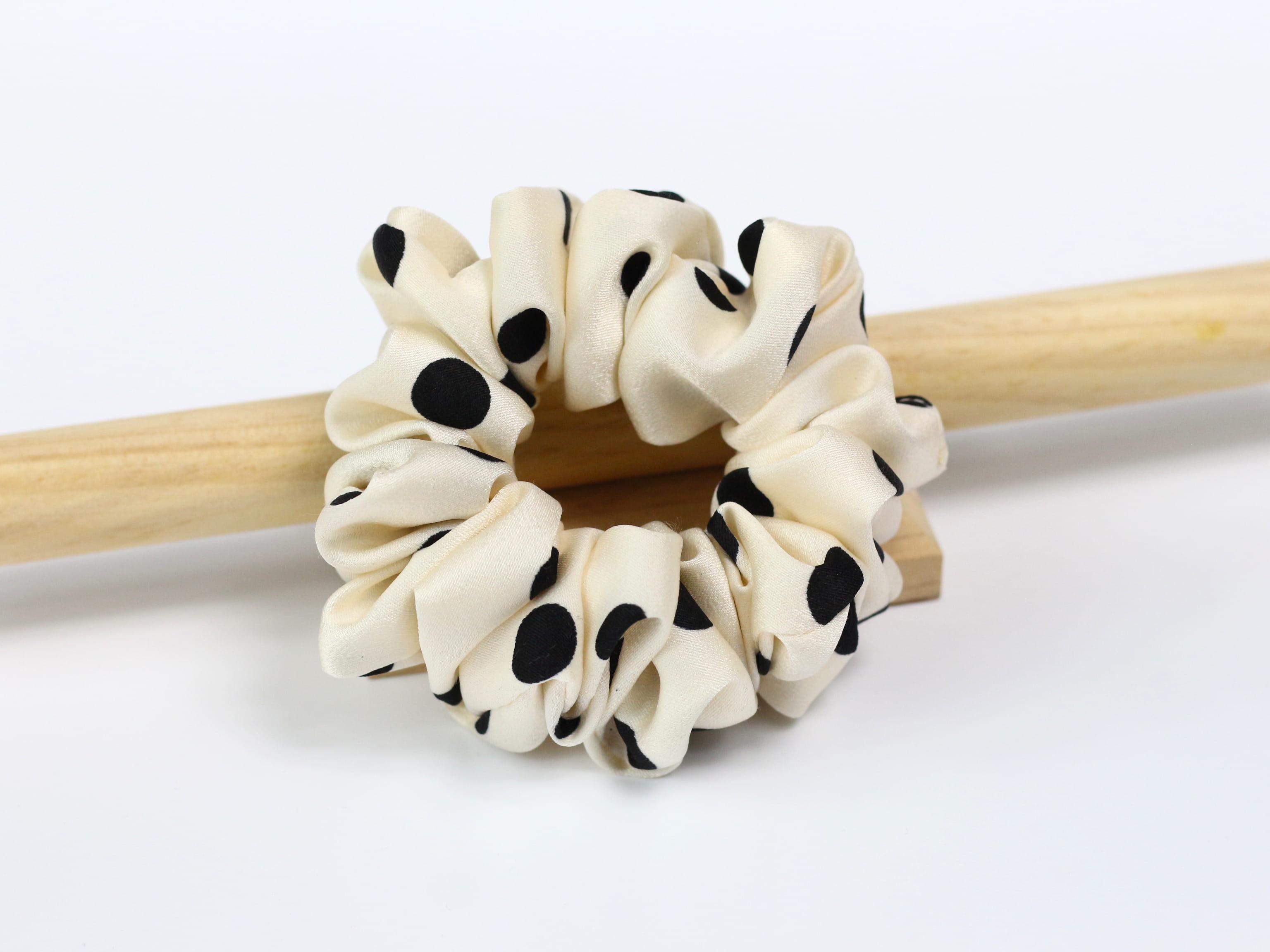 Scrunchie CLASSIC - ecru w grochy