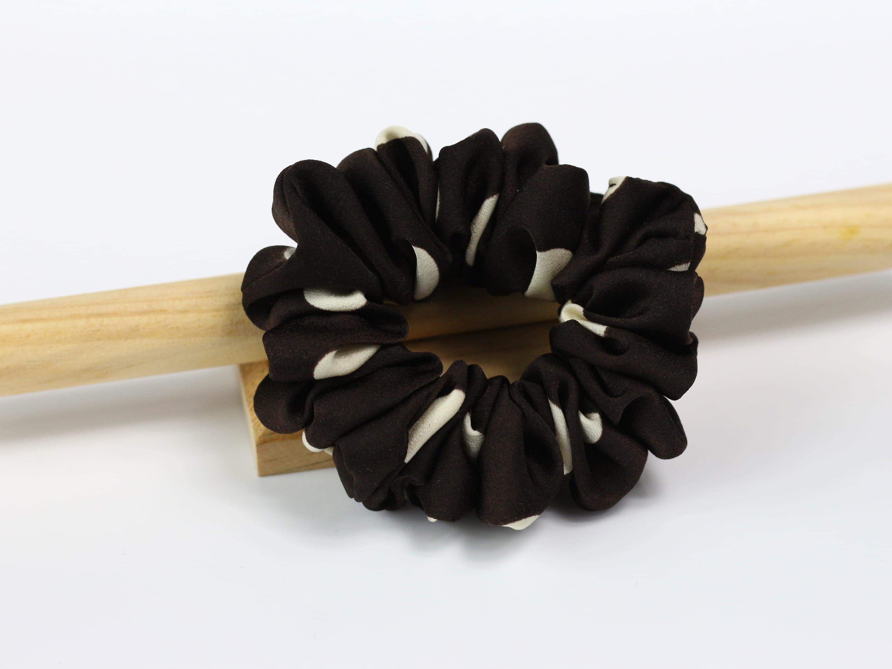 Scrunchie CLASSIC - ciemnobrązowa w grochy