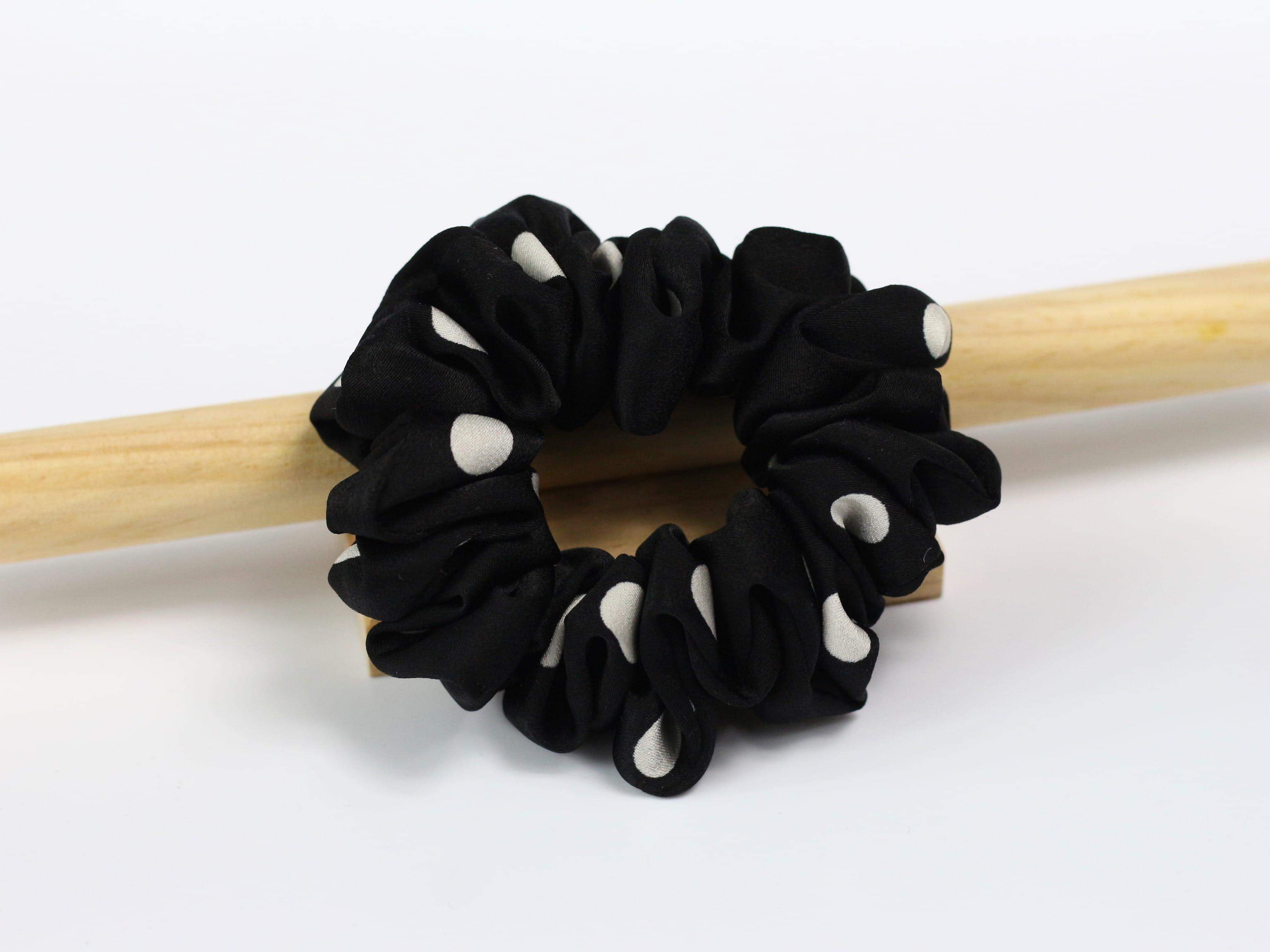 Scrunchie CLASSIC - czarna w grochy