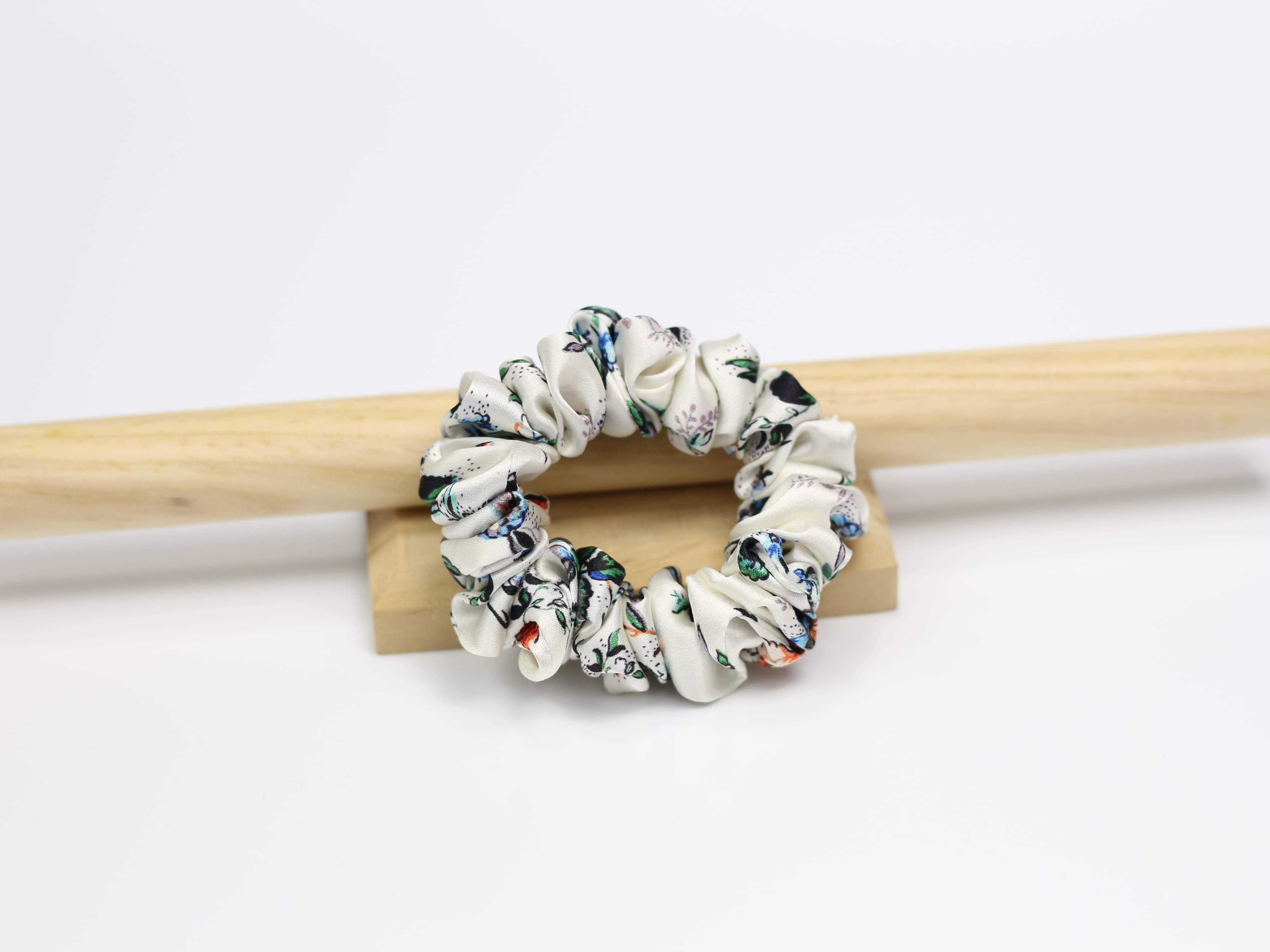 Jedwabna scrunchie MINI - kwiatowy wzór