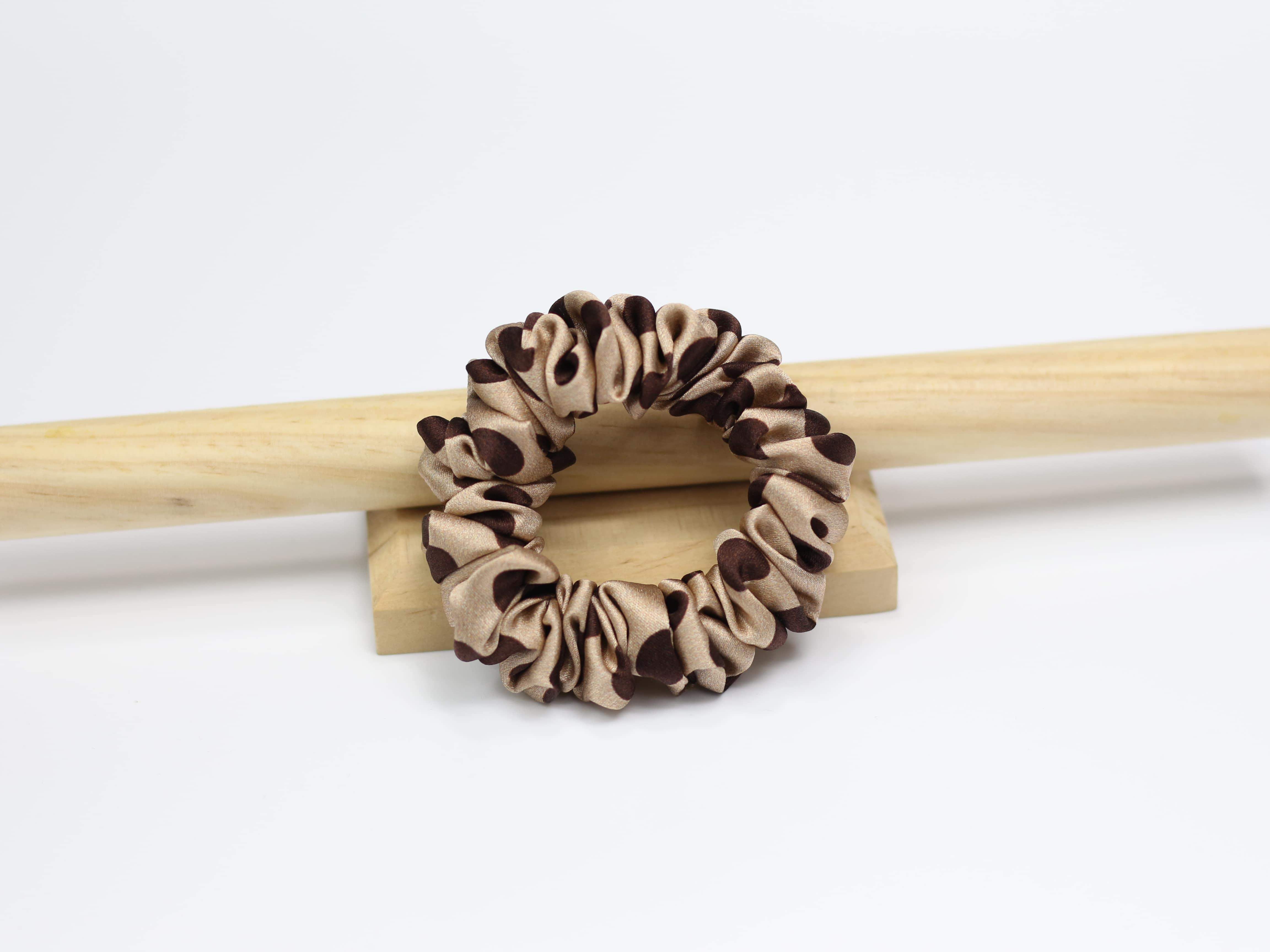 Jedwabna scrunchie MINI - latte w czekoladowe groszki
