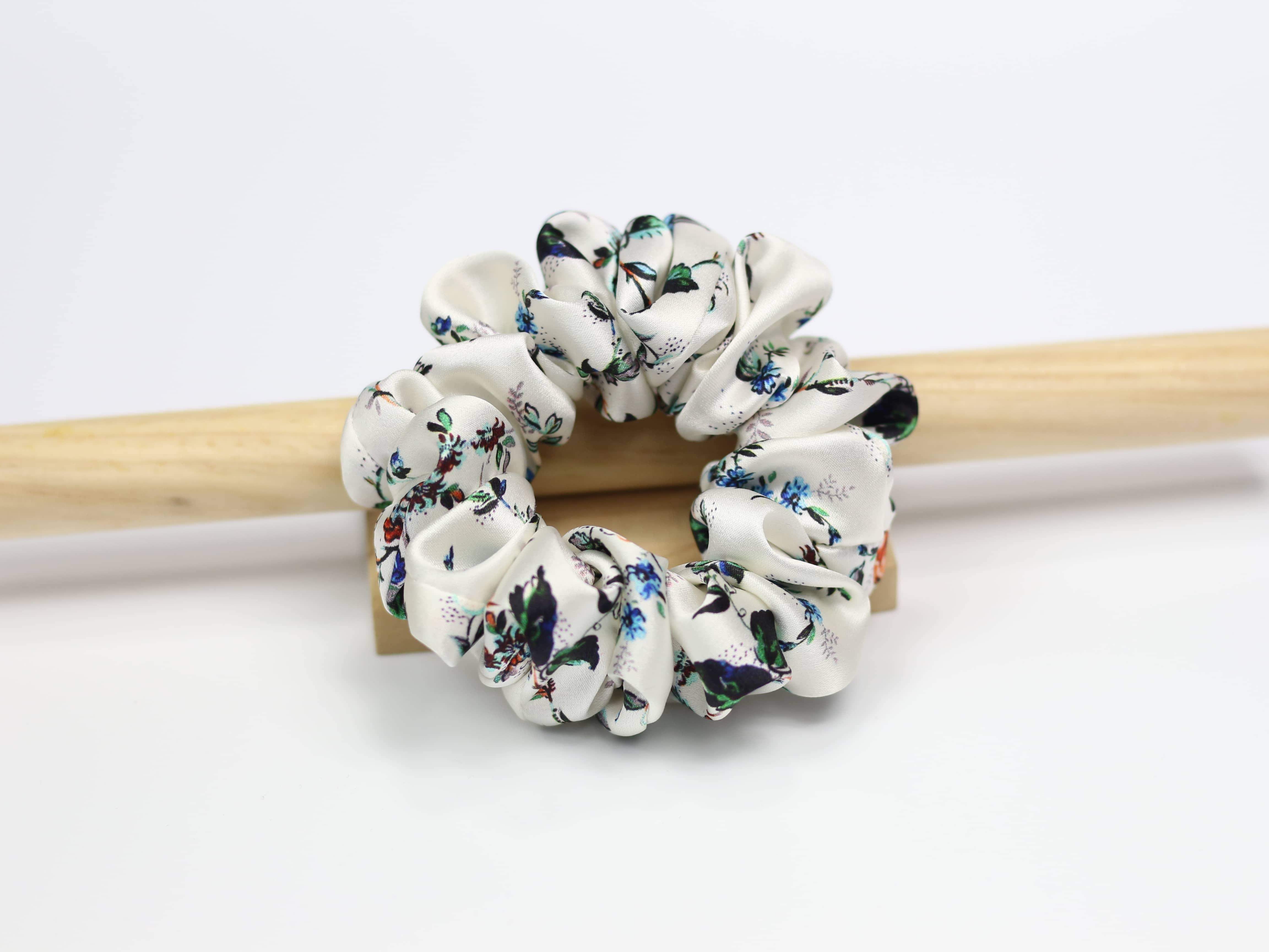 Jedwabna scrunchie SMALL - kwiatowy wzór