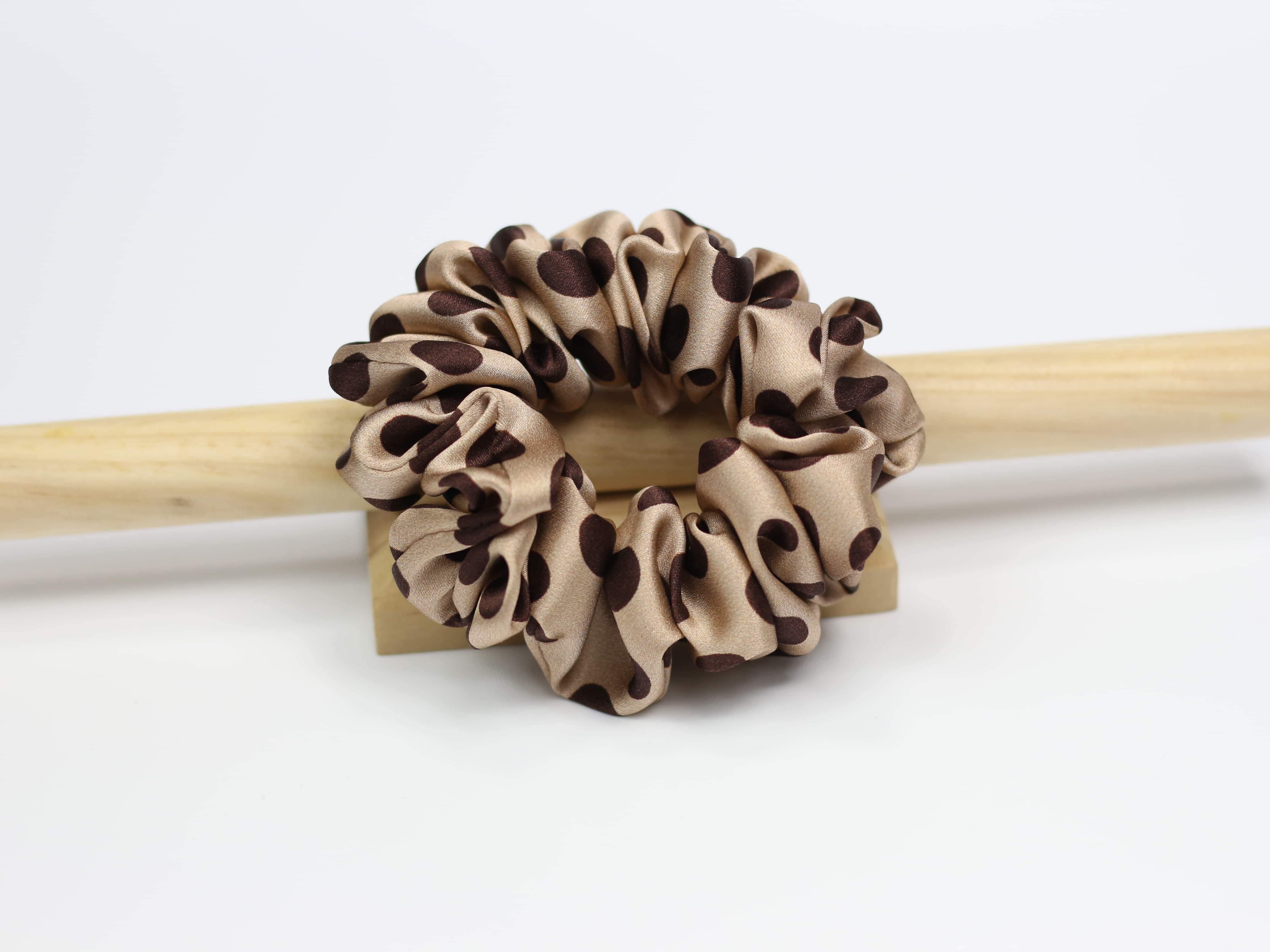 Jedwabna scrunchie SMALL - latte w czekoladowe groszki