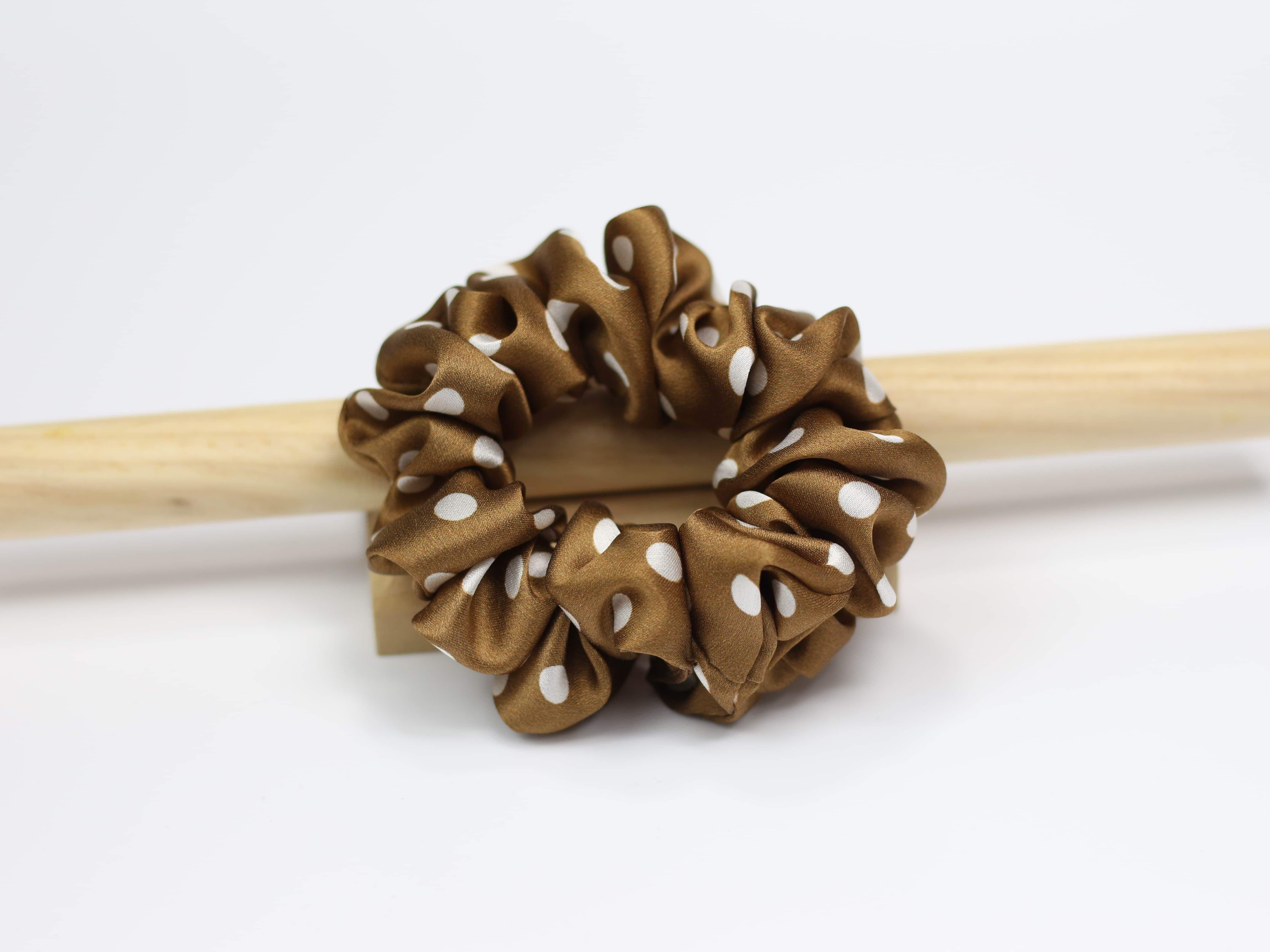 Jedwabna scrunchie SMALL - karmelowa w groszki