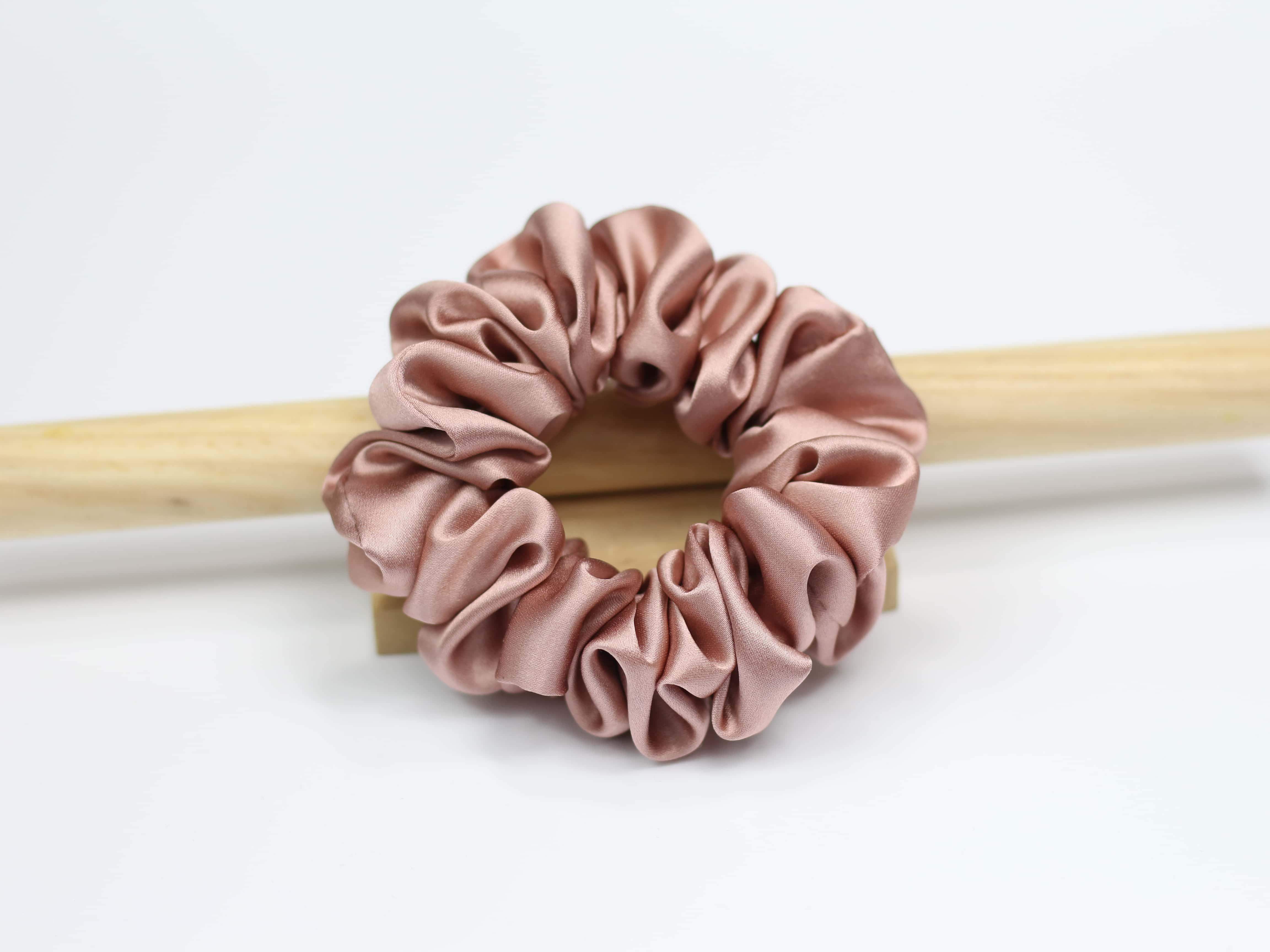 Jedwabna scrunchie SMALL - delikatny róż
