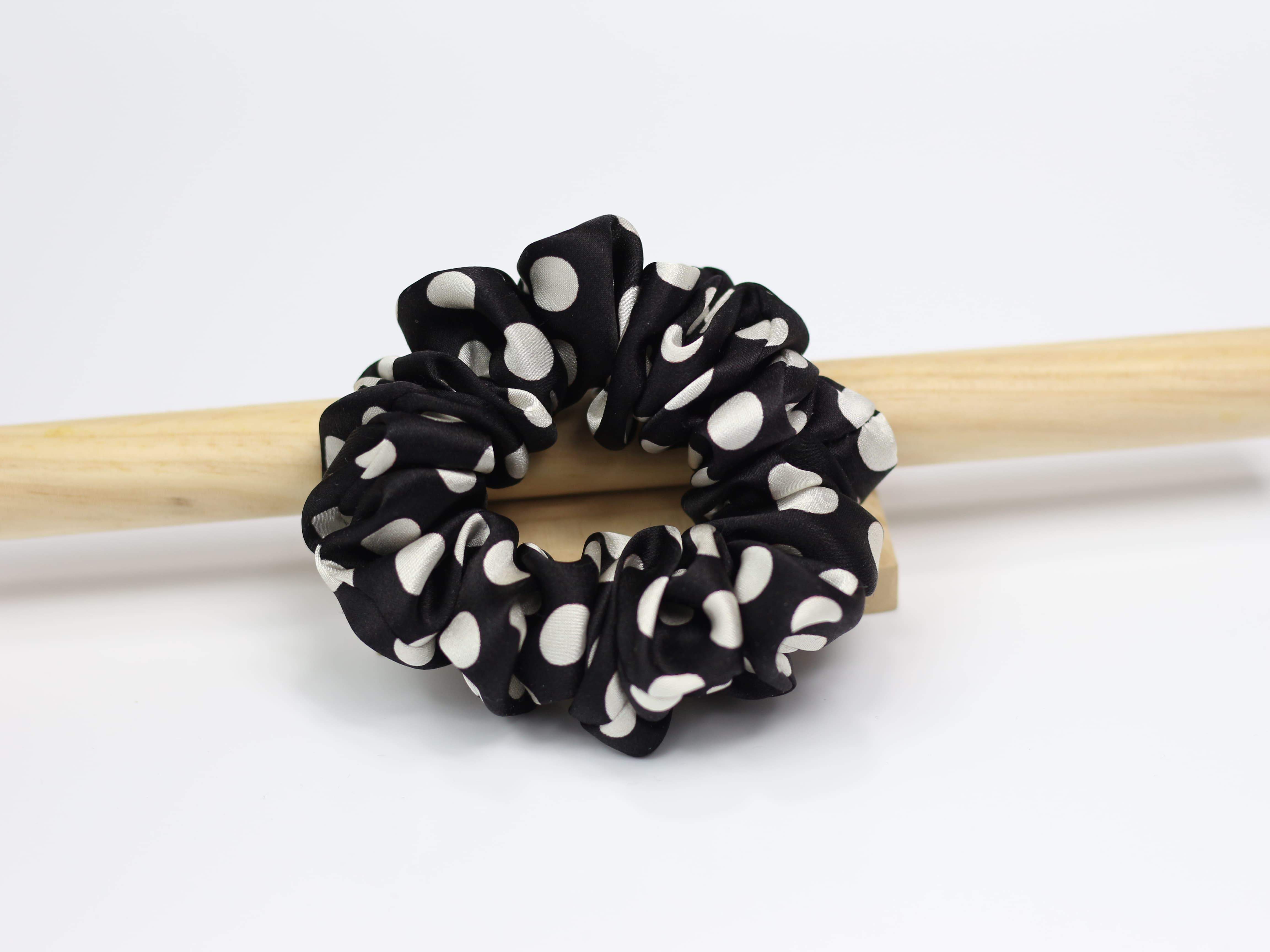 Jedwabna scrunchie SMALL - czarna w groszki