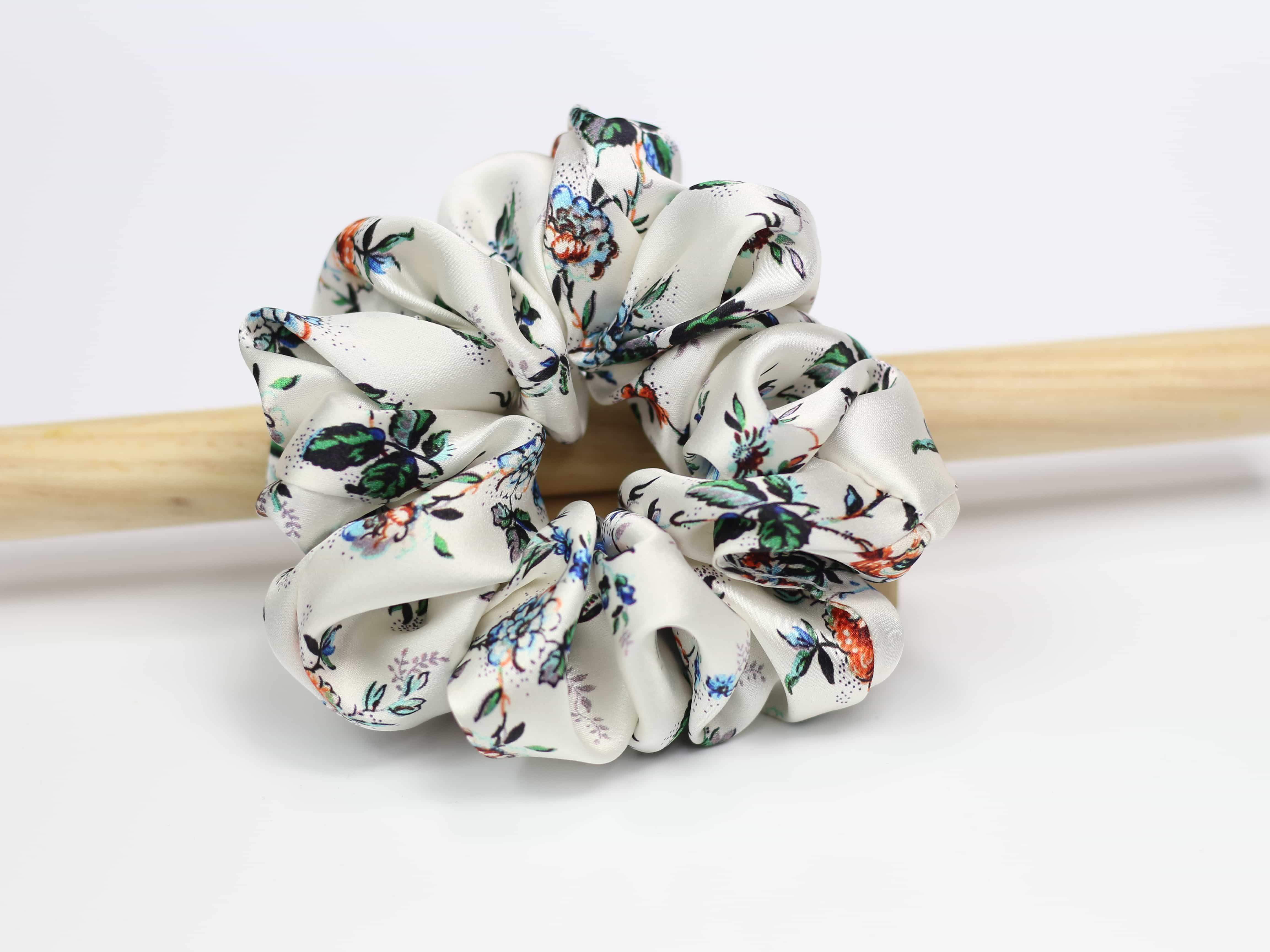 Jedwabna scrunchie MEDIUM - kwiatowy wzór