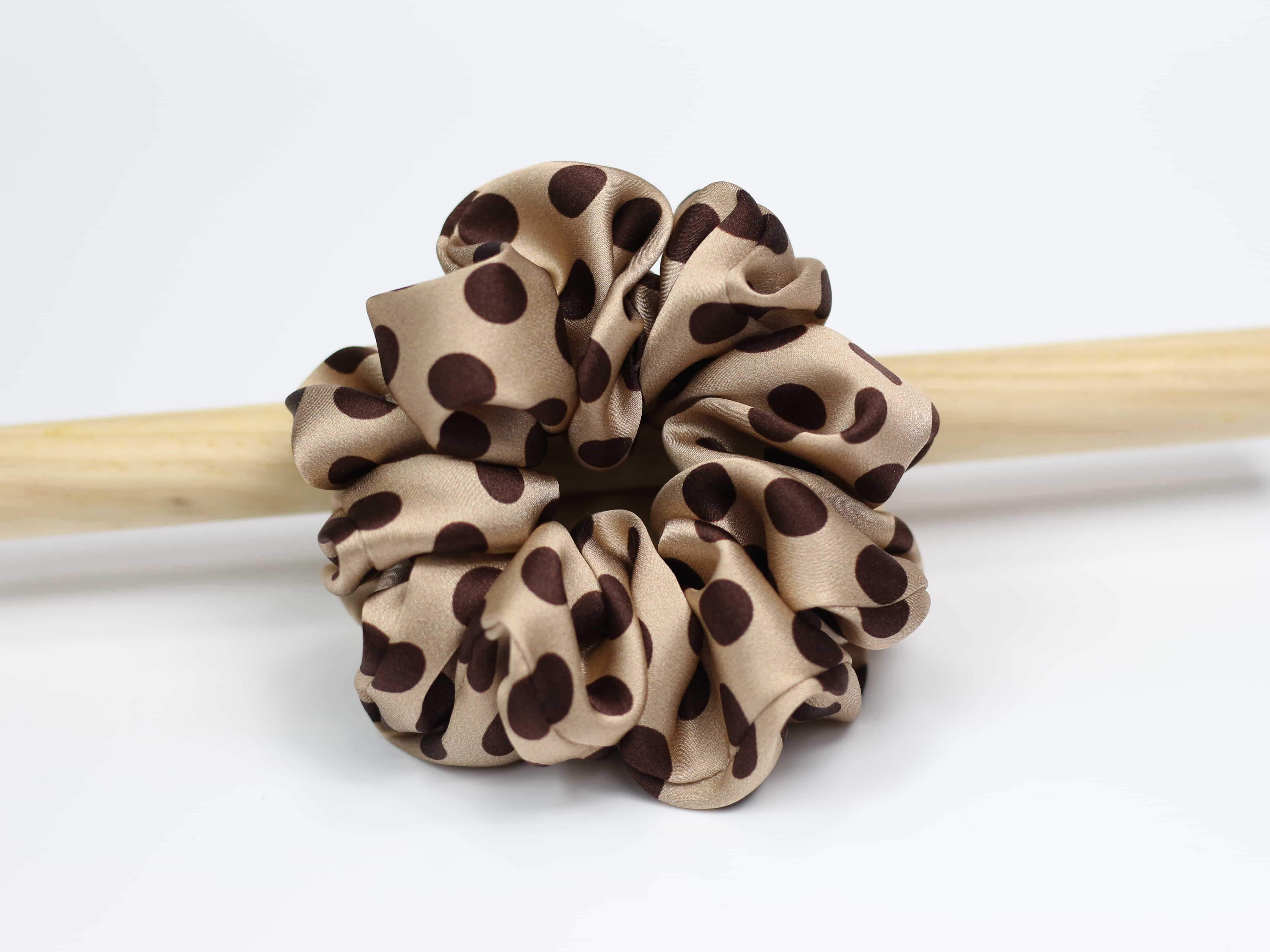 Jedwabna scrunchie MEDIUM - latte w czekoladowe groszki