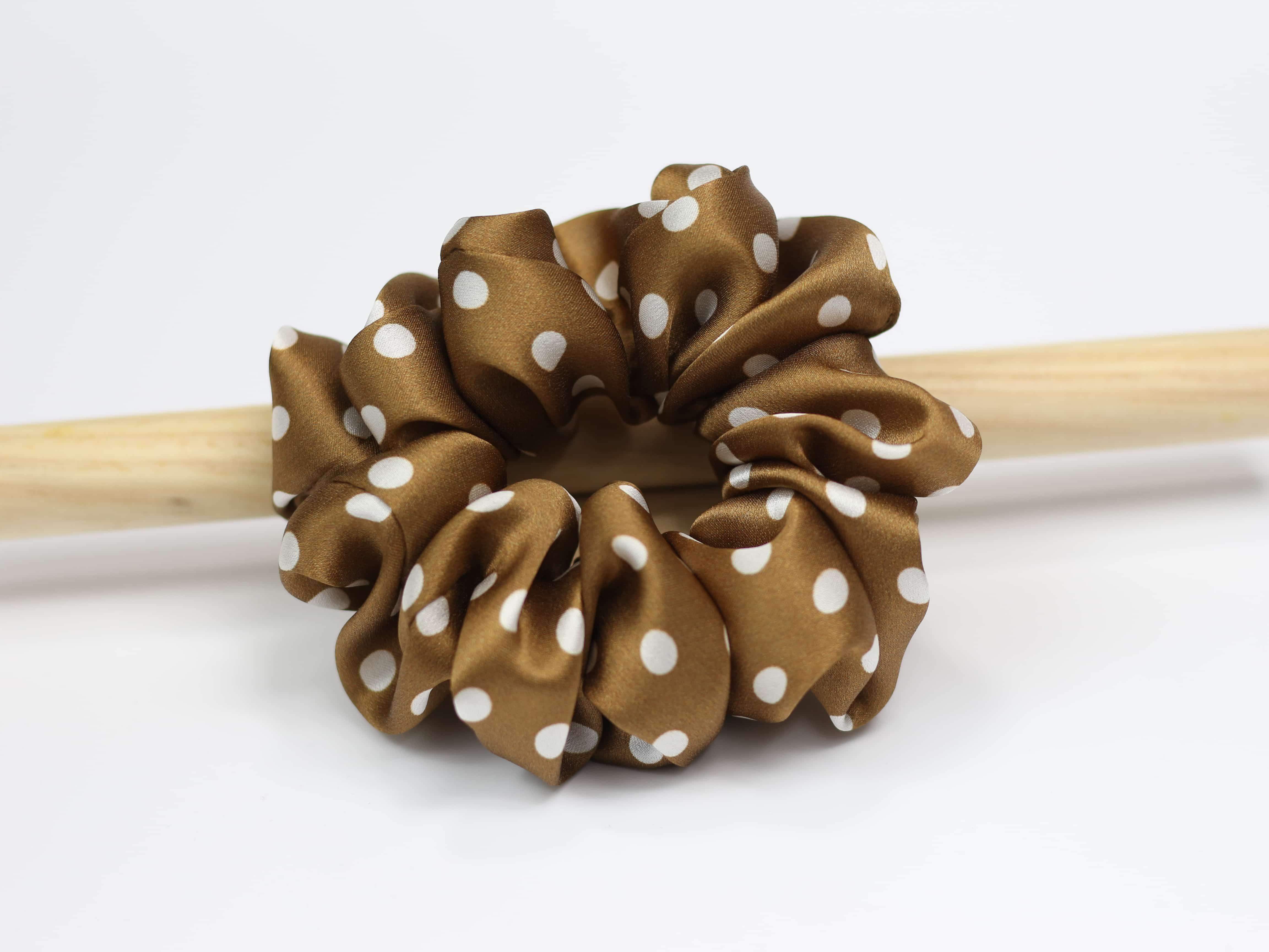 Jedwabna scrunchie MEDIUM - karmelowa w groszki