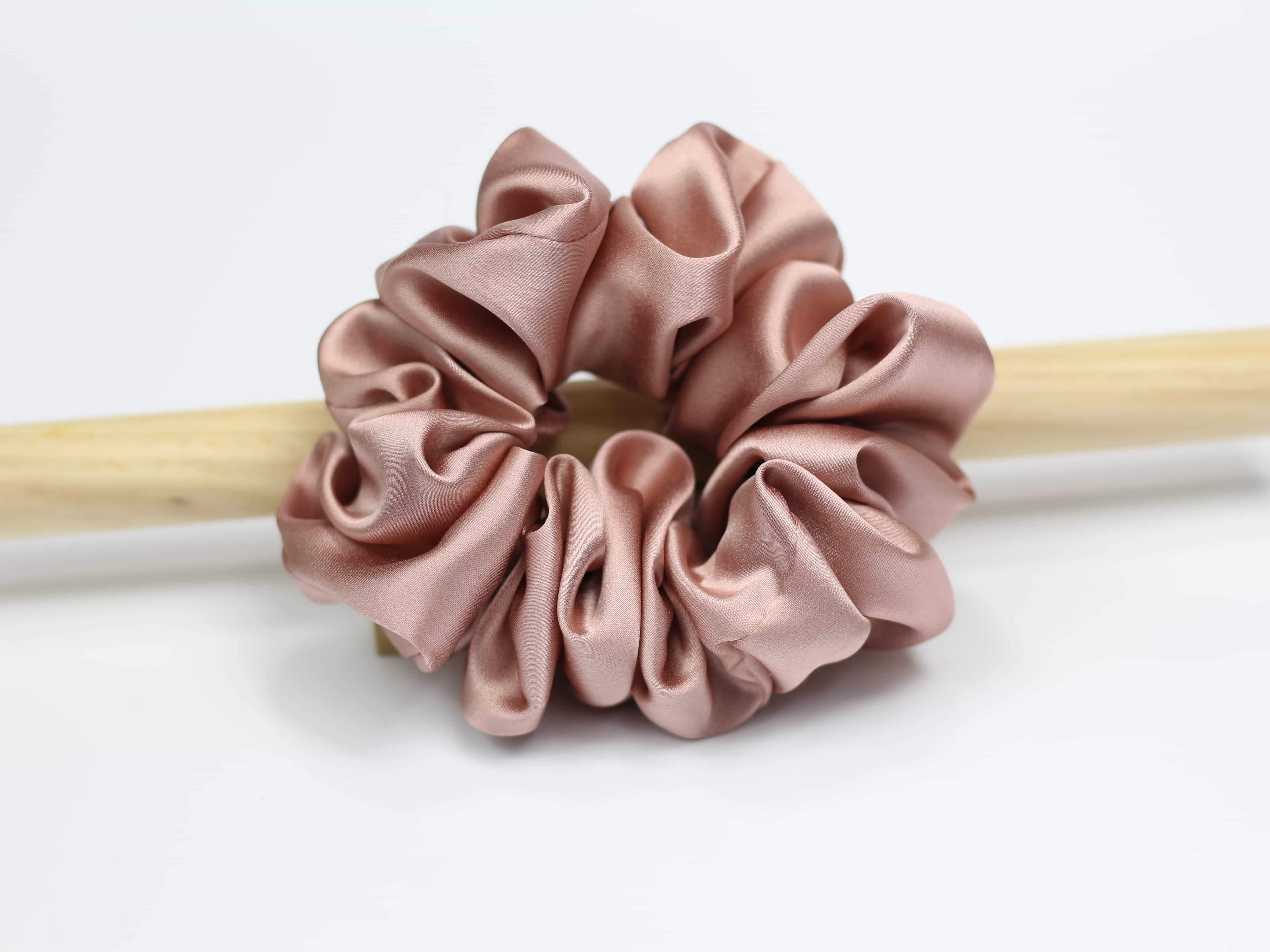 Jedwabna scrunchie MEDIUM - delikatny róż