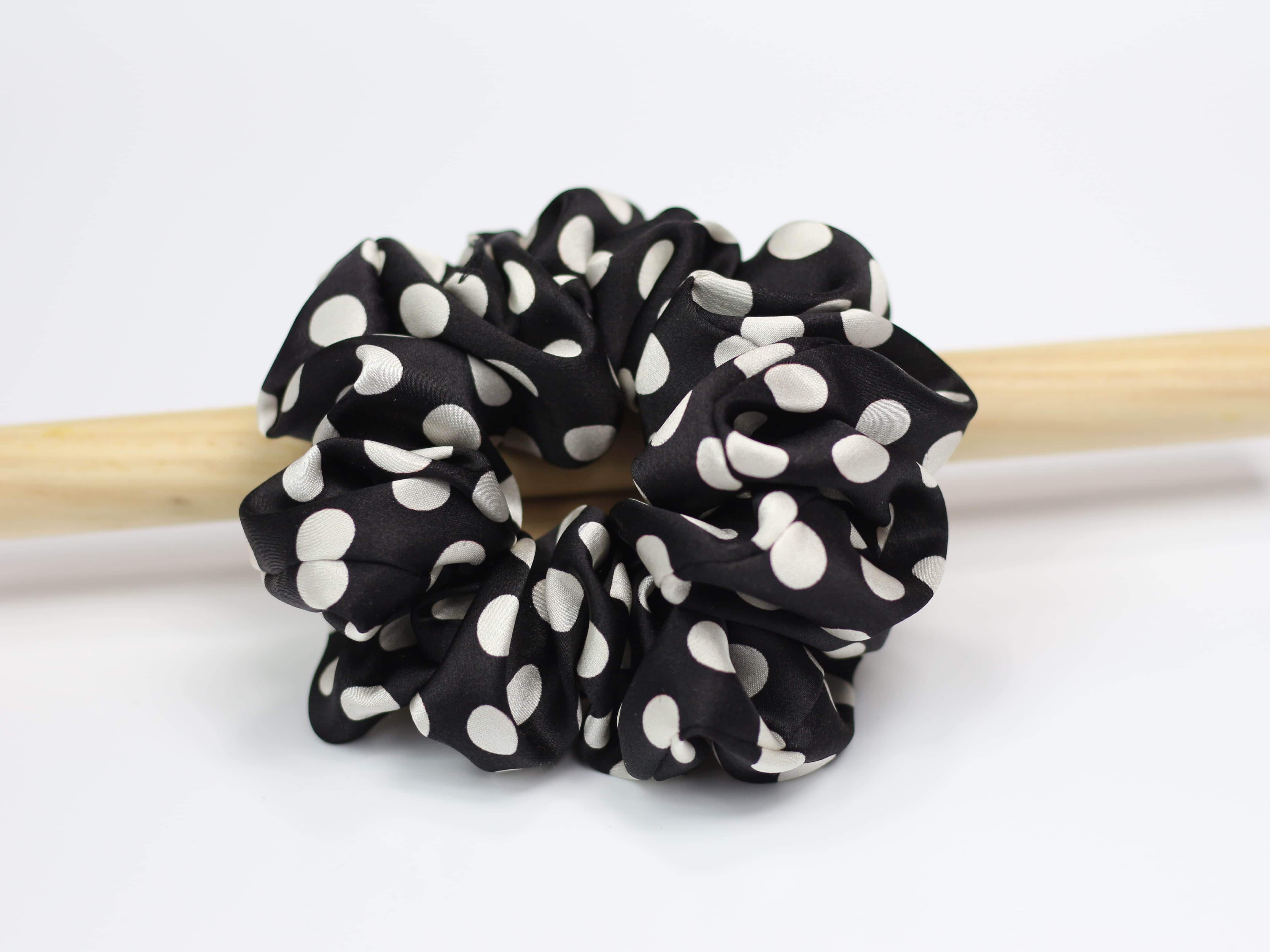 Jedwabna scrunchie MEDIUM - czarna w groszki