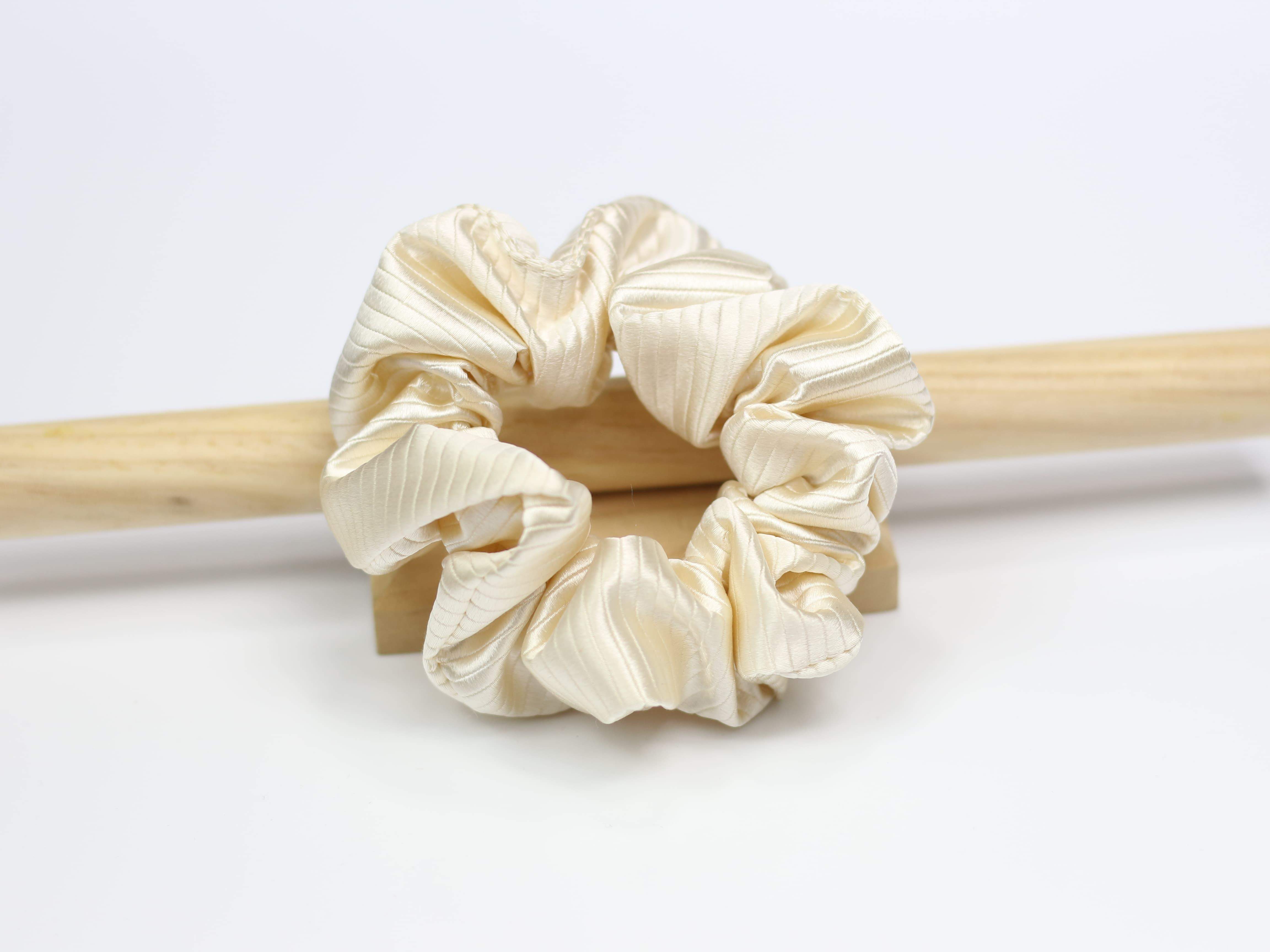 Jedwabna scrunchie SMALL - ecru w prążki