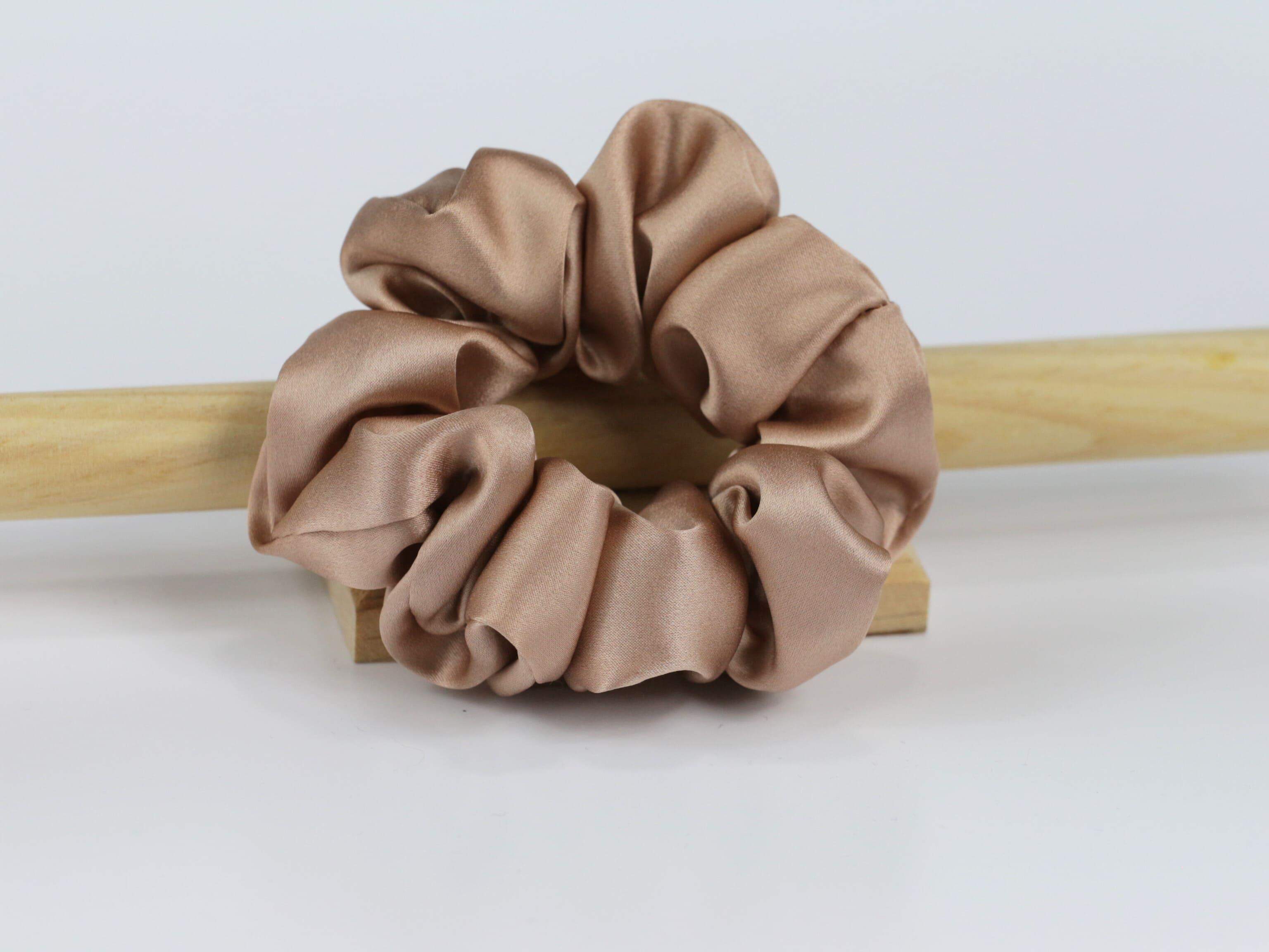 Jedwabna scrunchie MEDIUM - szampański beż