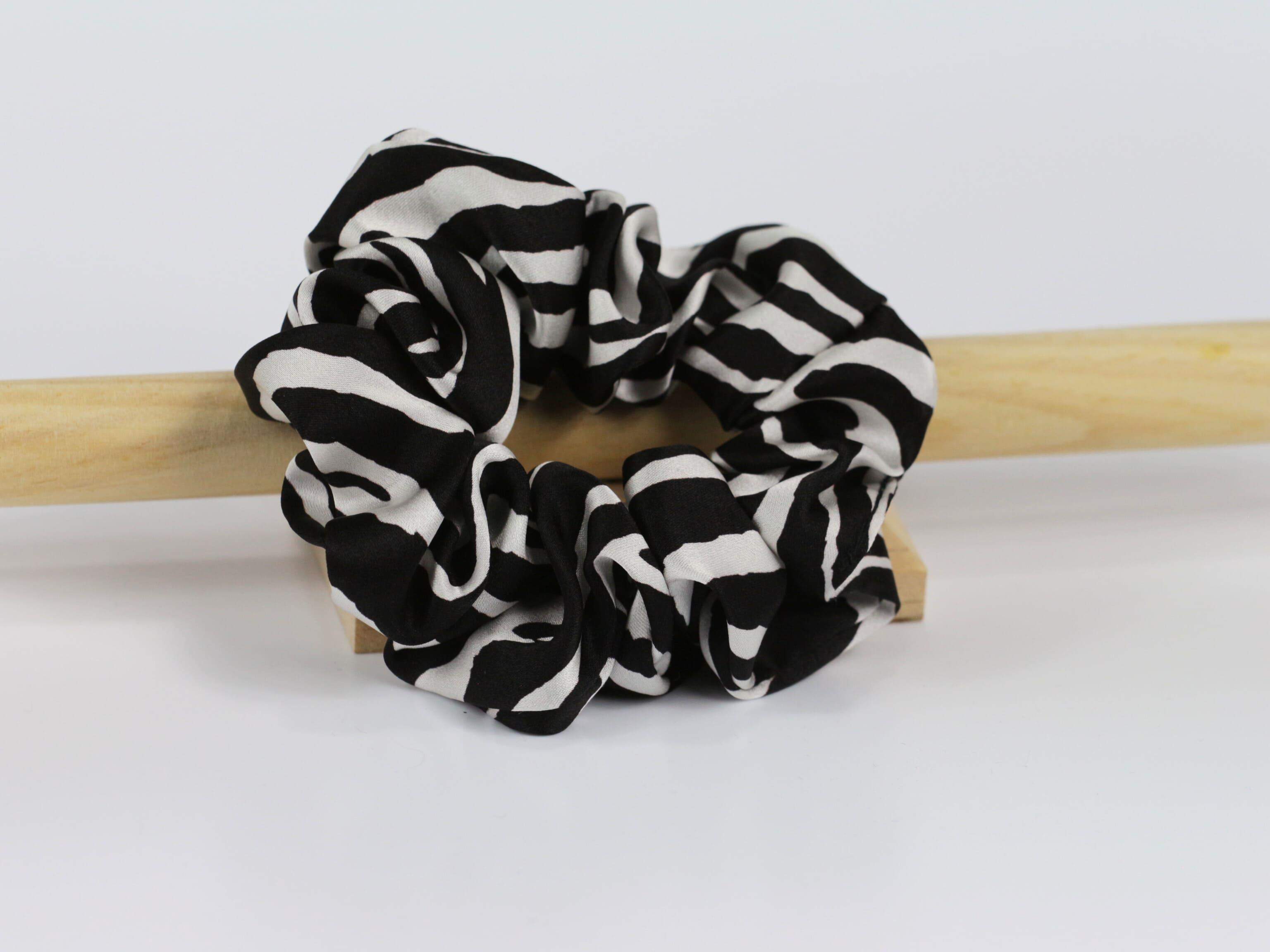 Jedwabna scrunchie MEDIUM - zebra