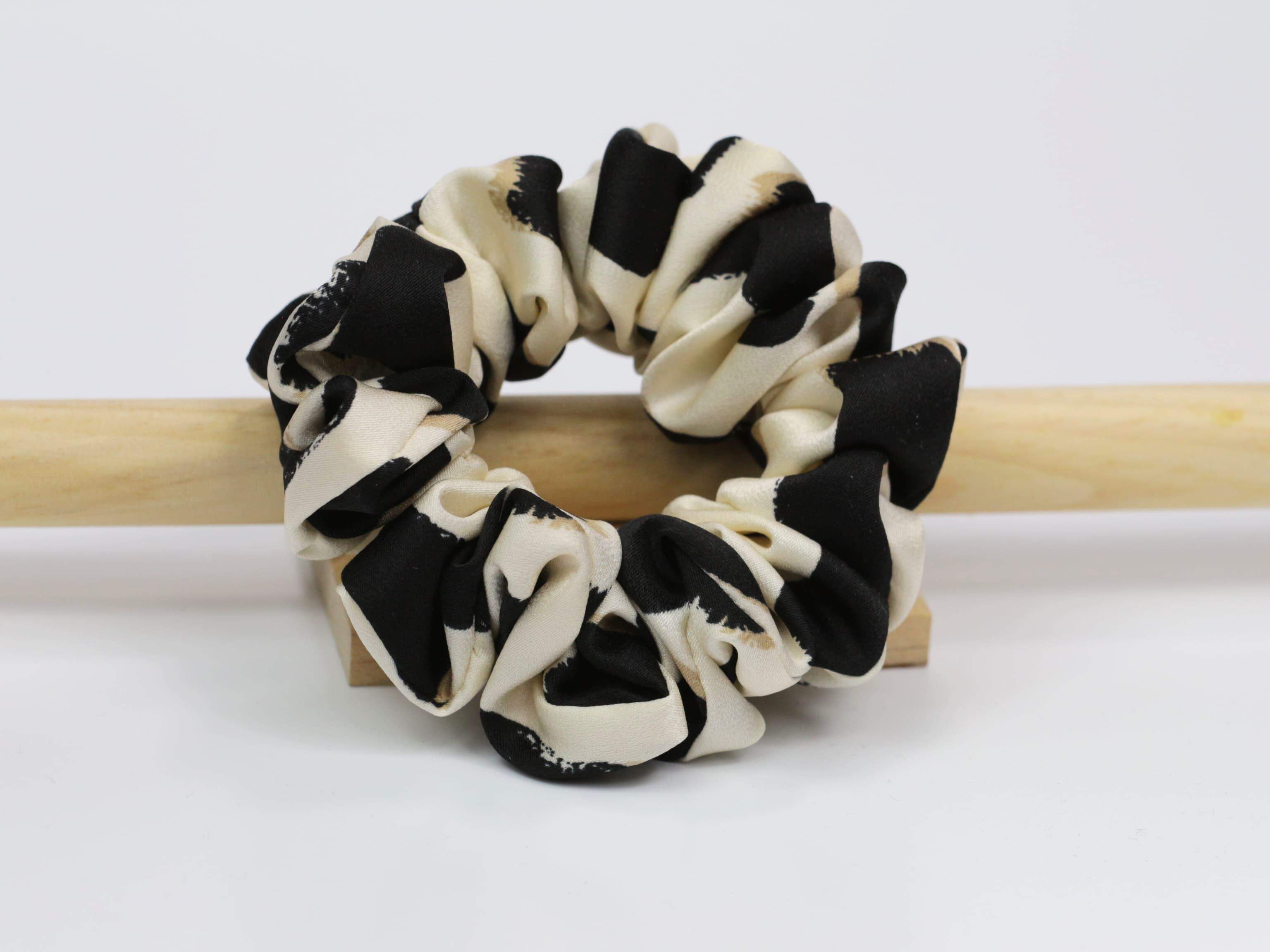 Scrunchie MEDIUM - ecru w duże cętki