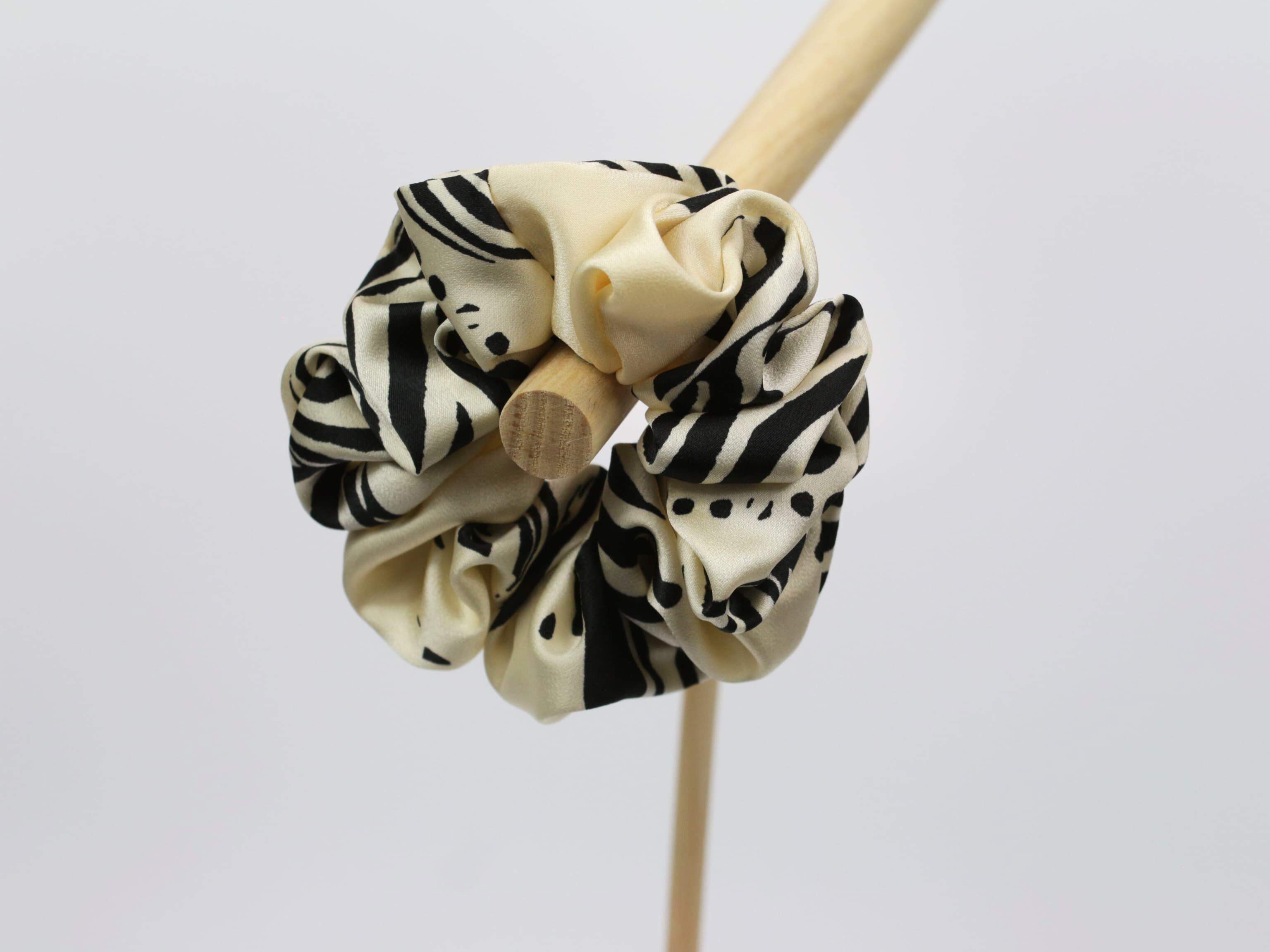Scrunchie LARGE - kremowa w czarne wzory