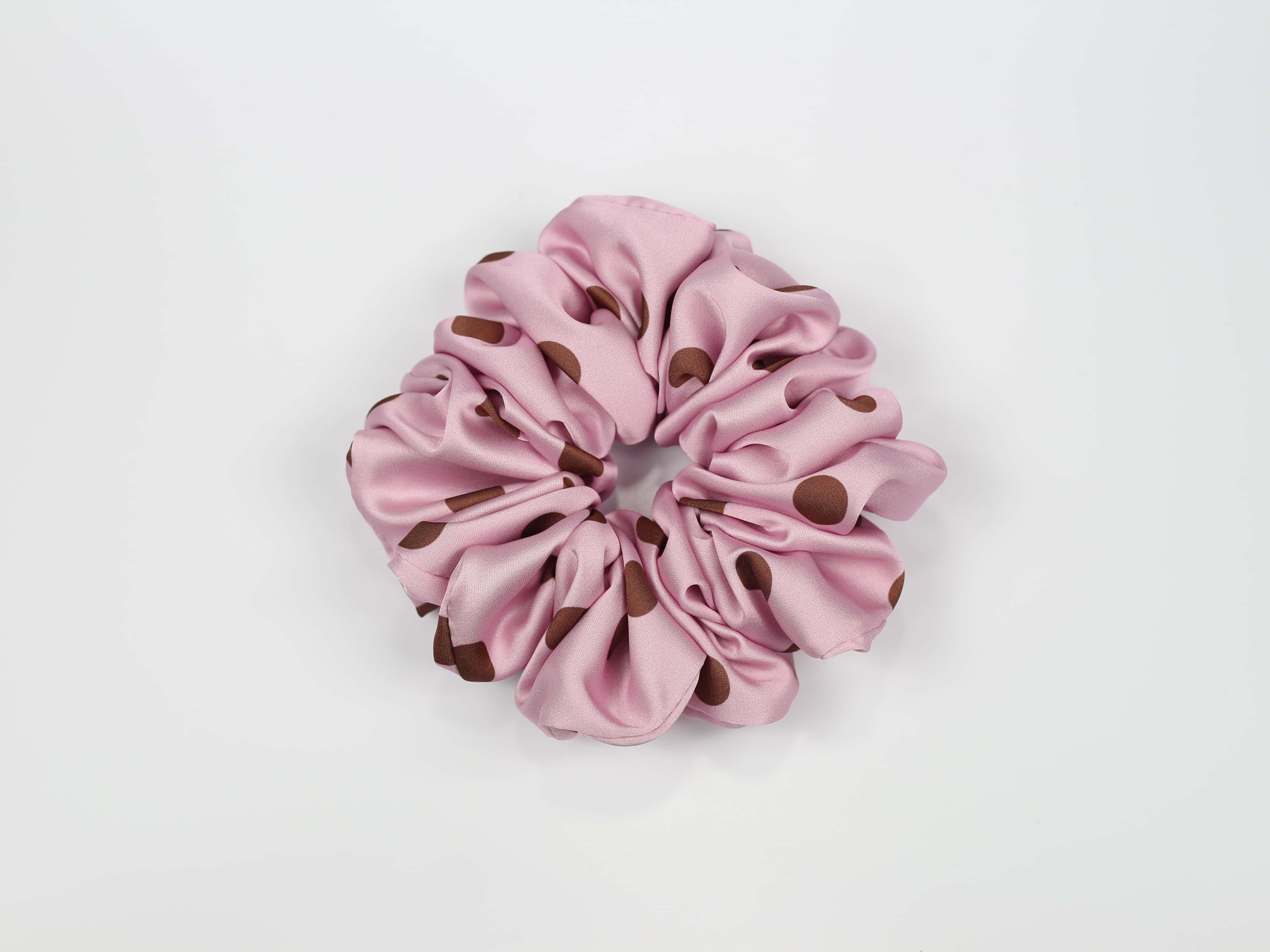 Scrunchie MAXI - brązowe groszki na różowym tle