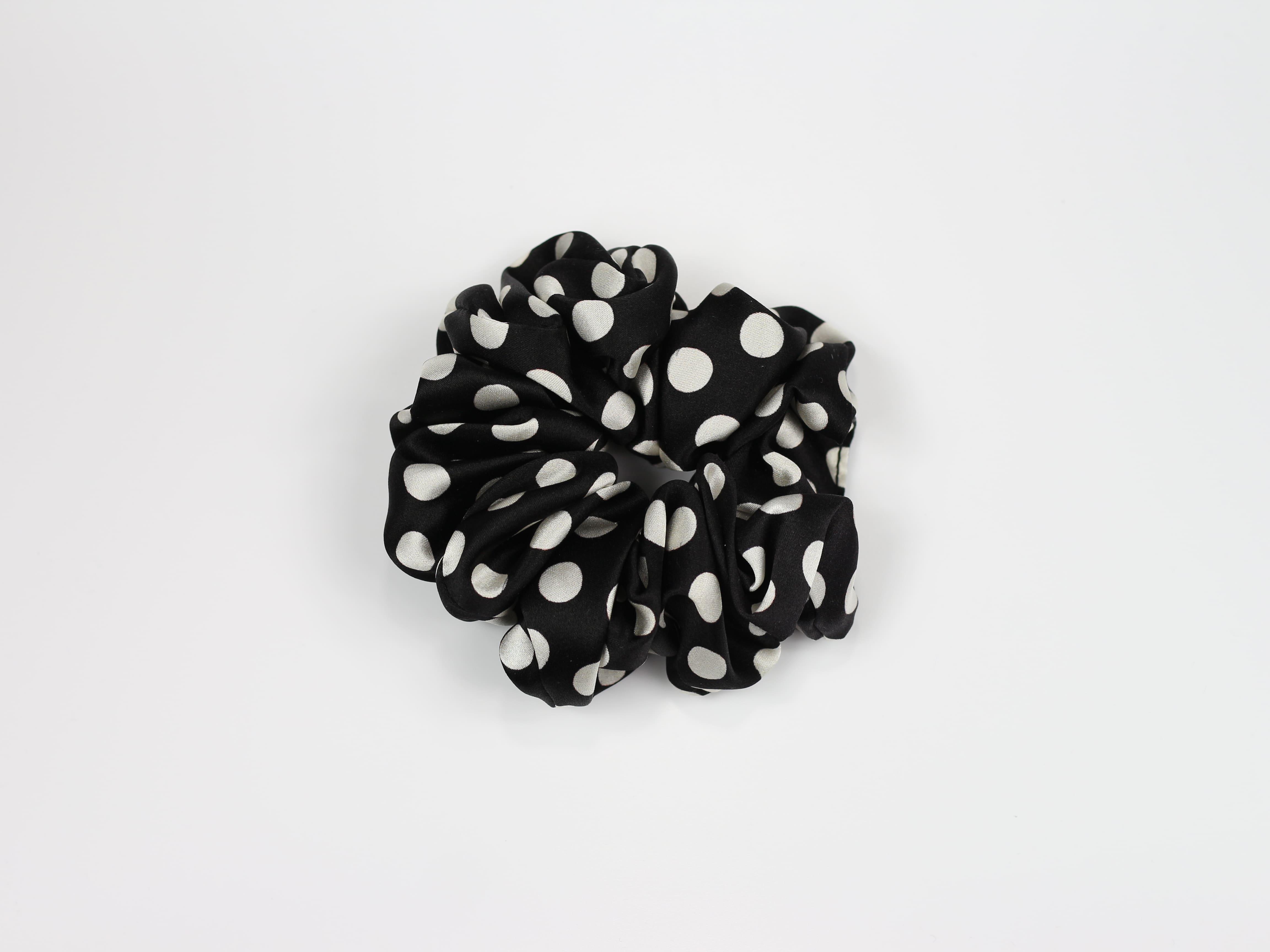 Jedwabna scrunchie MAXI - czarna w groszki