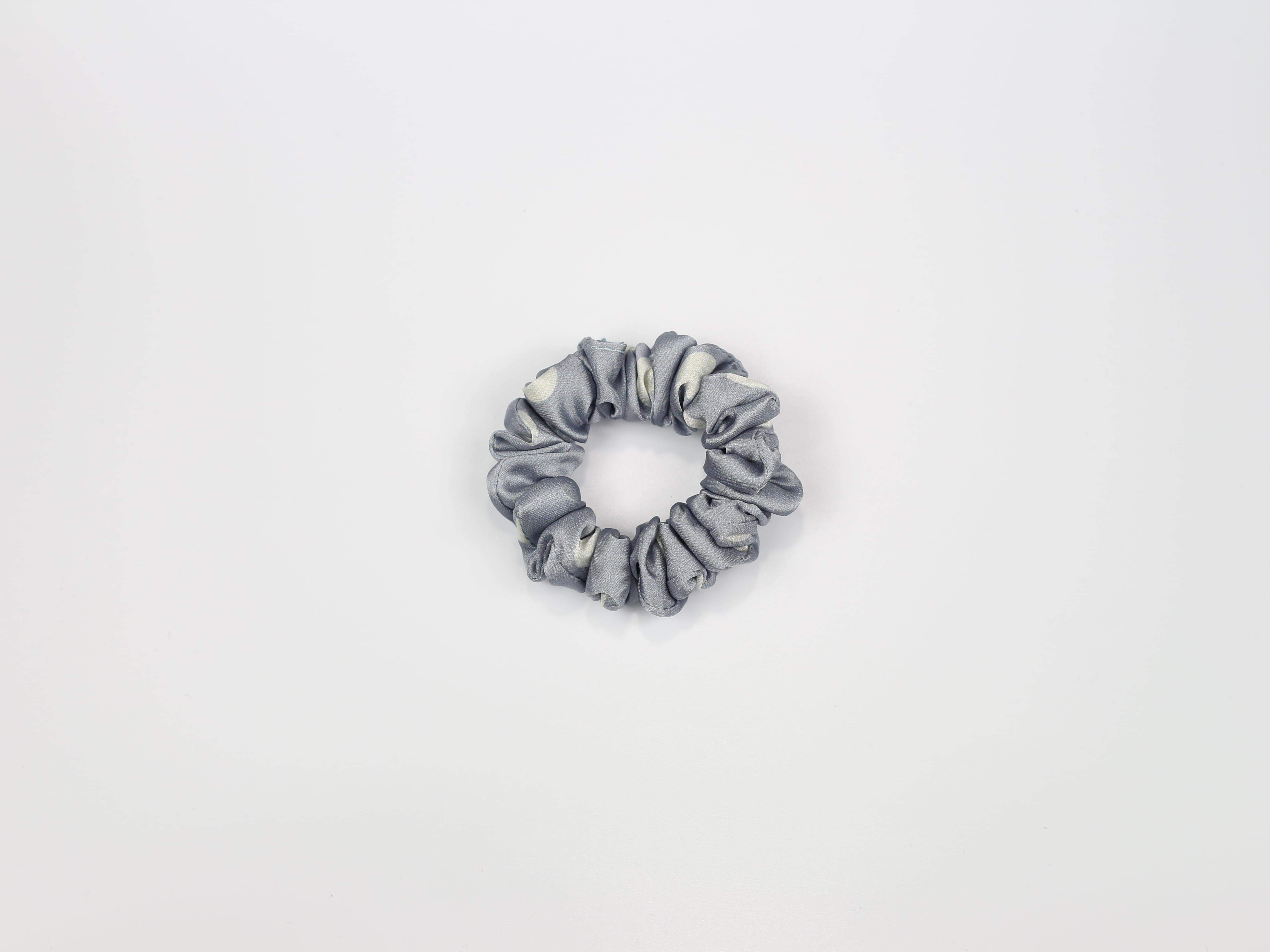 Scrunchie MINI - groszki na niebieskim tle