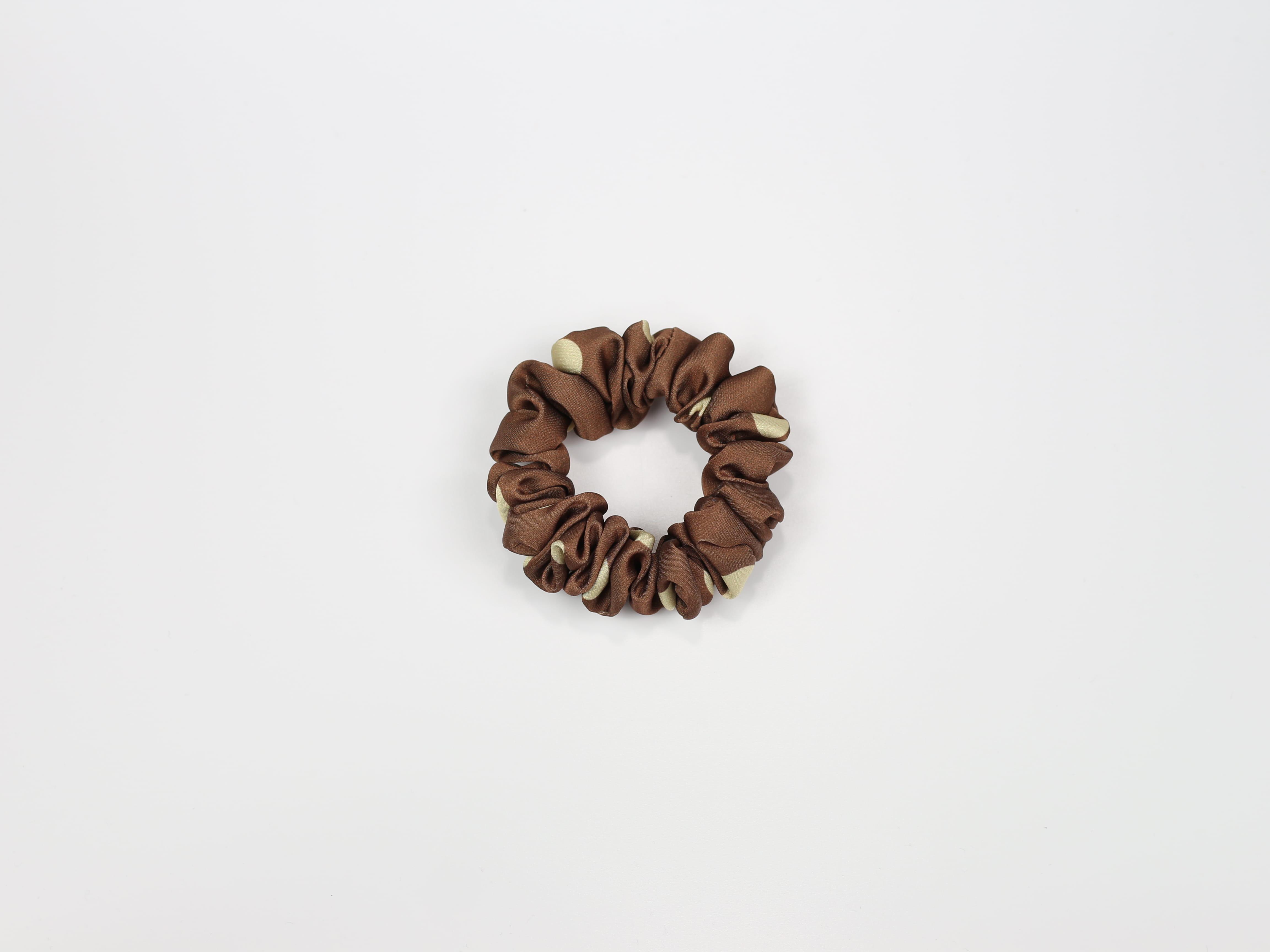 Scrunchie MINI - masełkowe groszki na brązowym tle