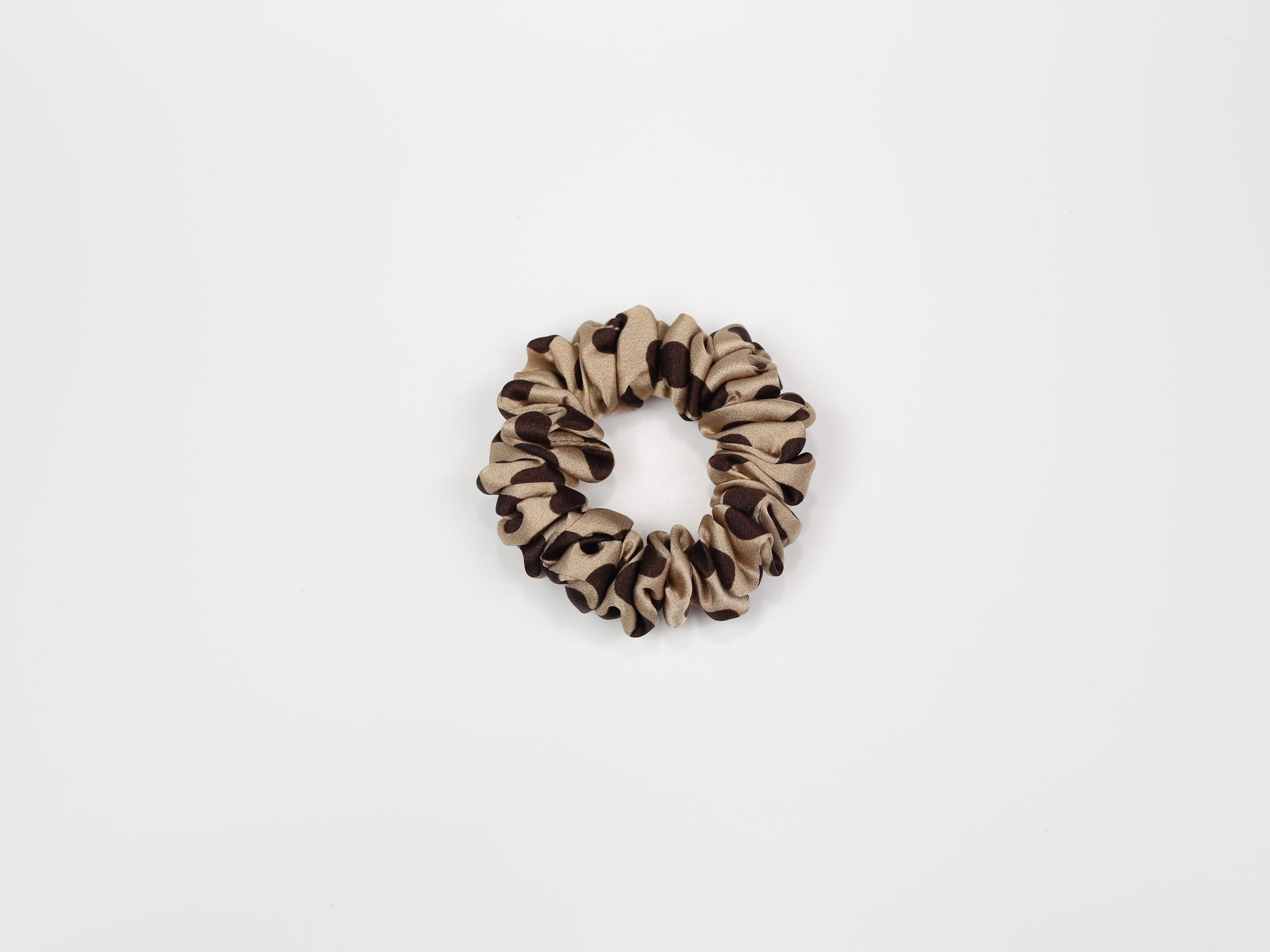 Jedwabna scrunchie MINI - latte w czekoladowe groszki