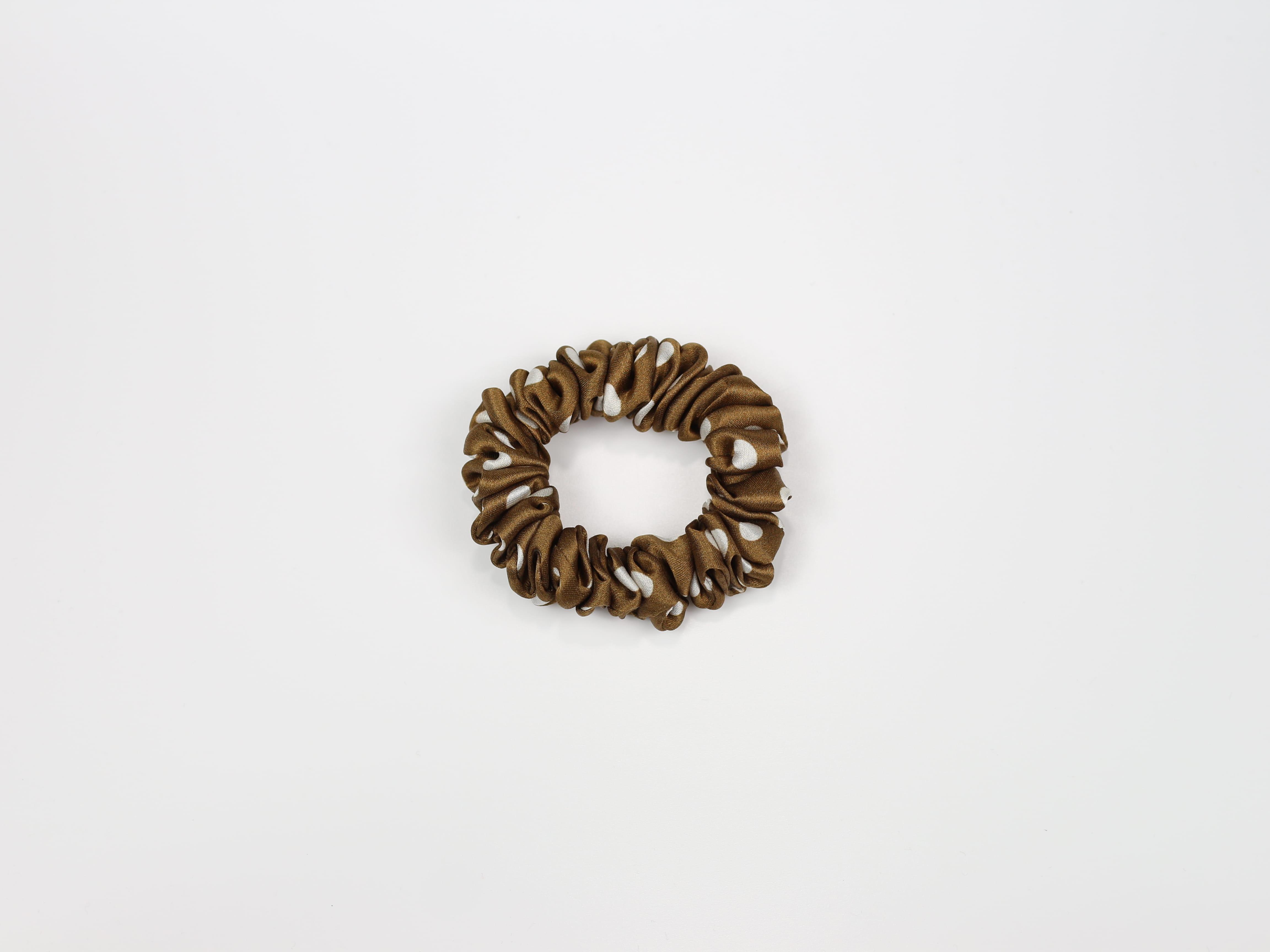 Jedwabna scrunchie MINI - karmelowa w groszki