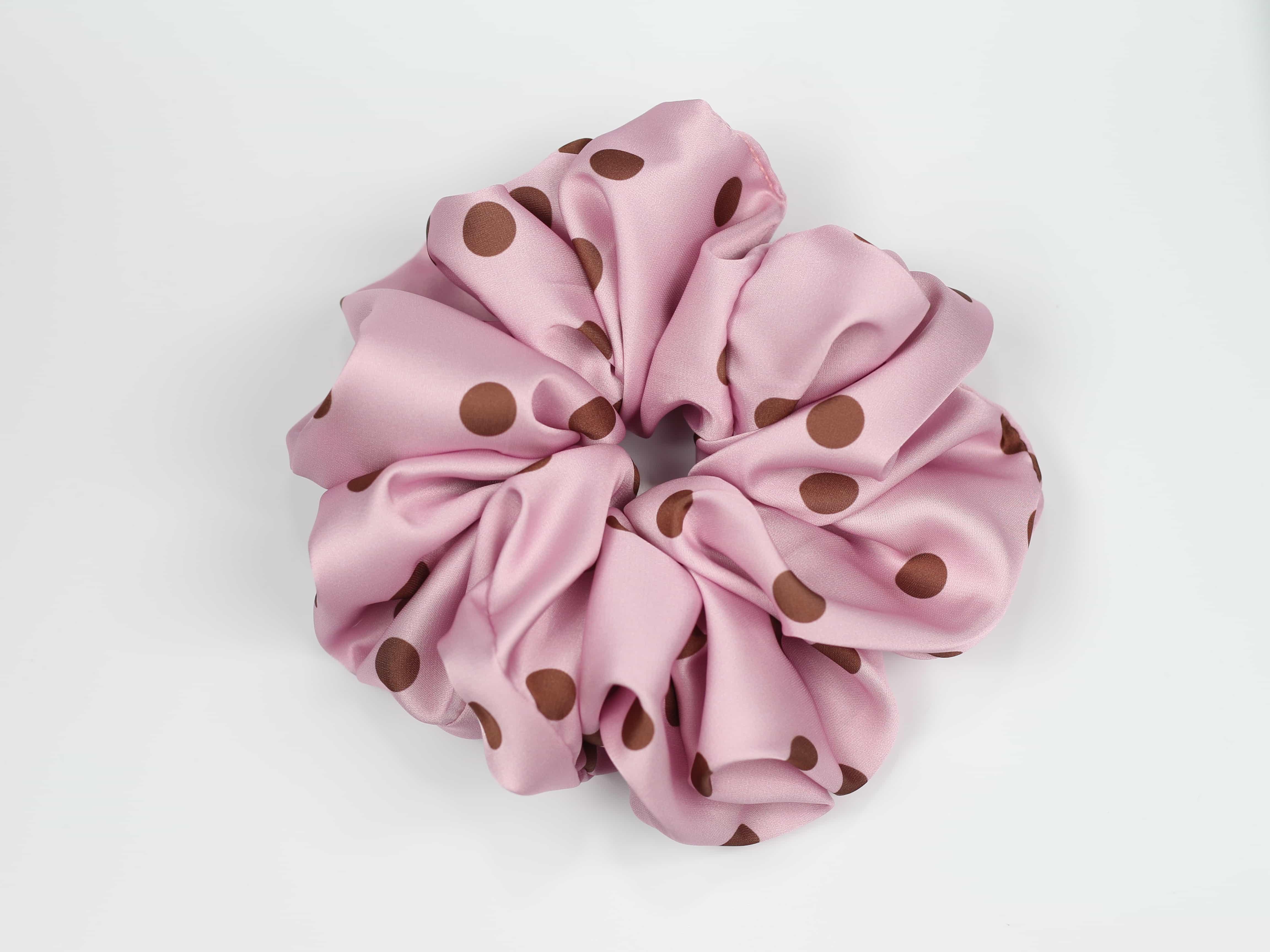 Scrunchie ULTRA - brązowe groszki na różowym tle