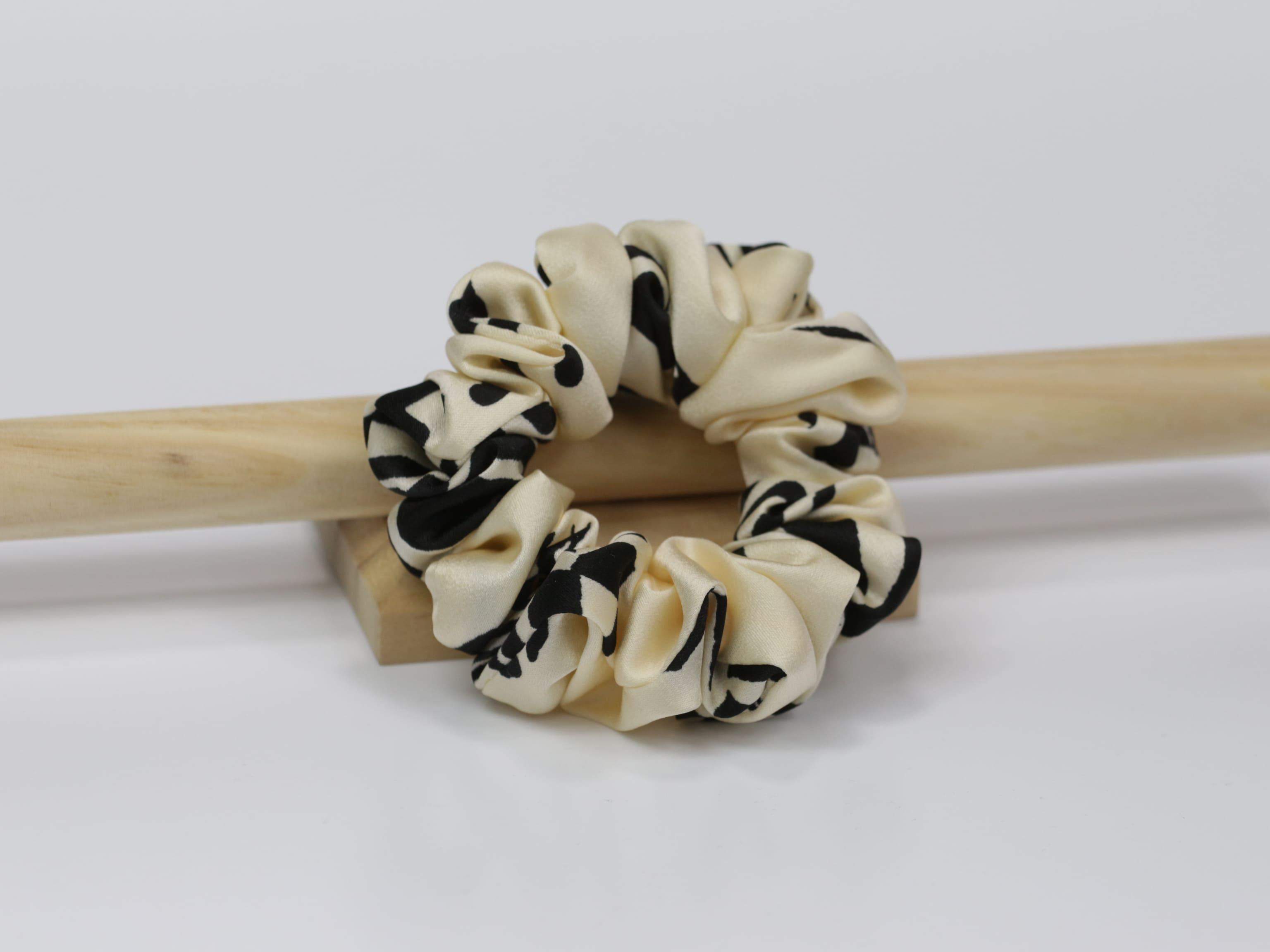 Scrunchie SMALL - kremowa w czarne wzory